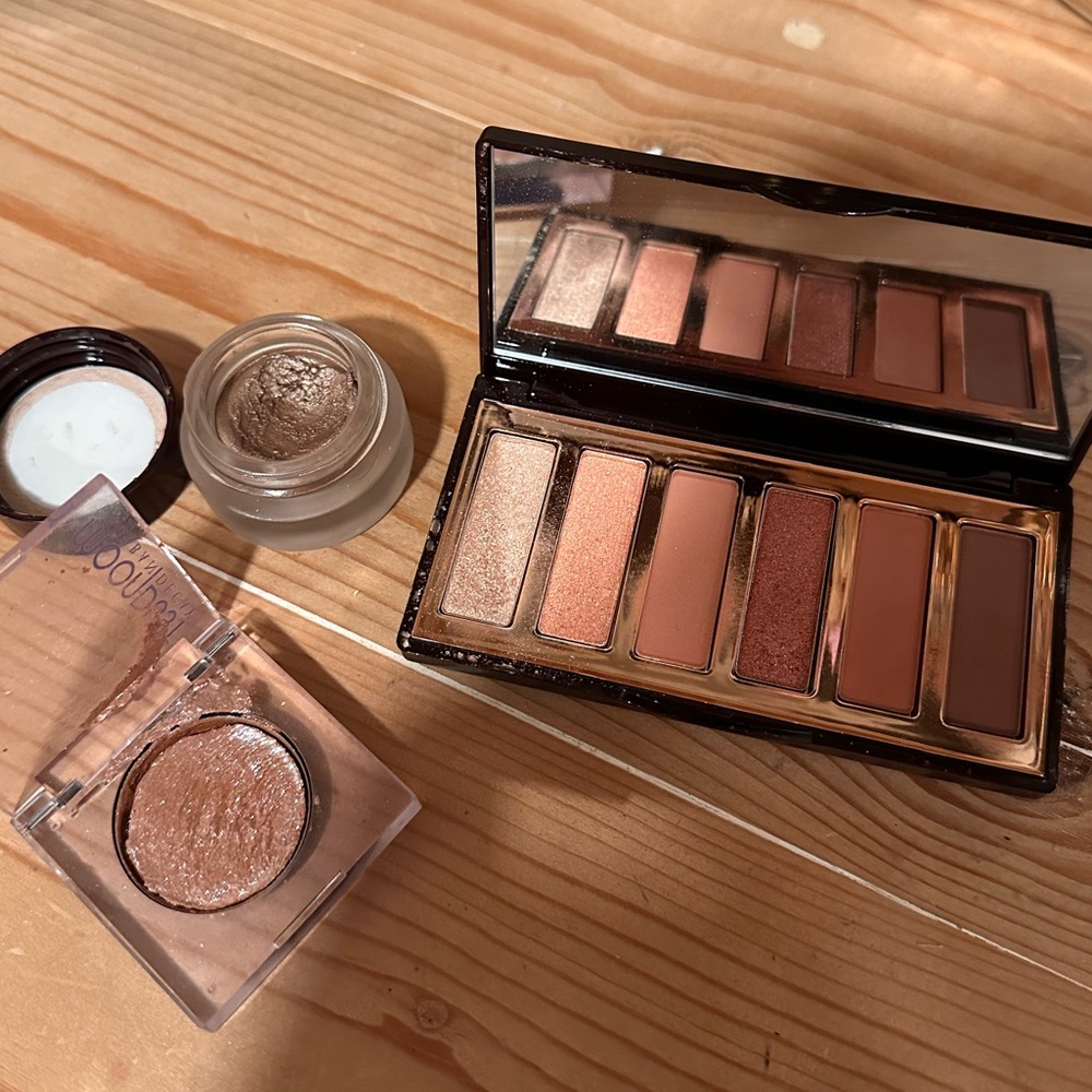 Charlotte Tilburg eyeshadow, urban decay eyeshadow makeup bundle